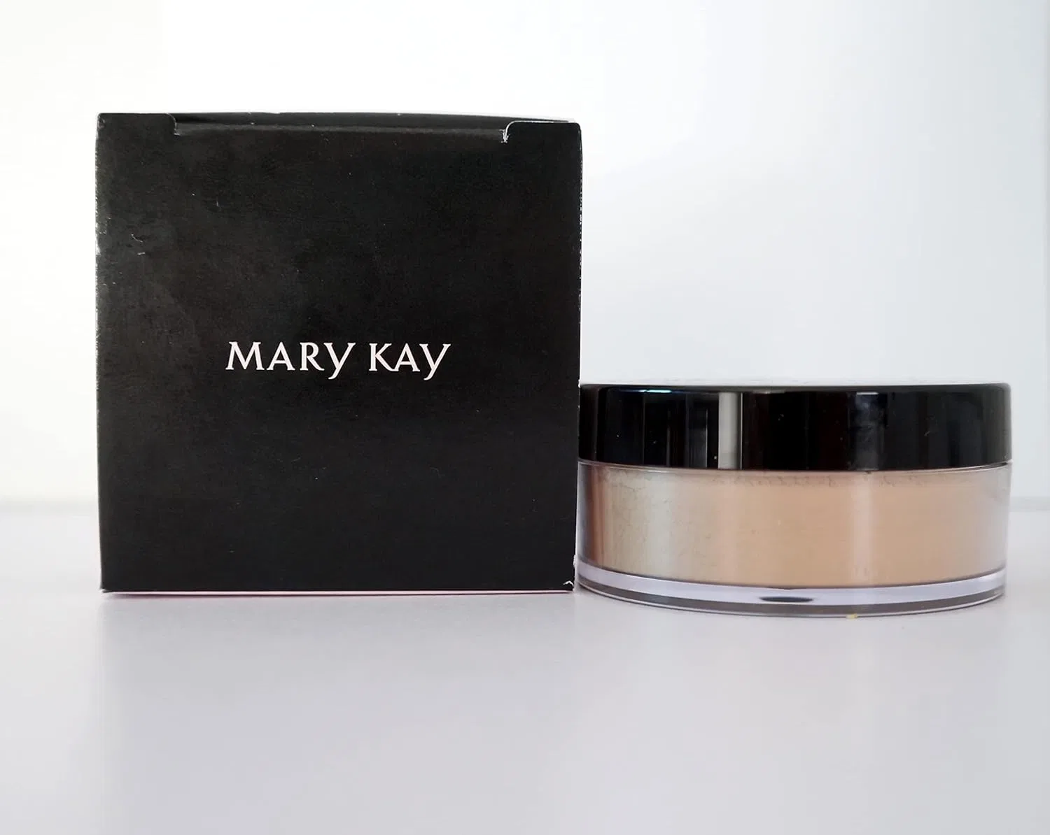 Шелковистая фиксирующая пудра «Light Ivory» от Mary Kay Marykay
