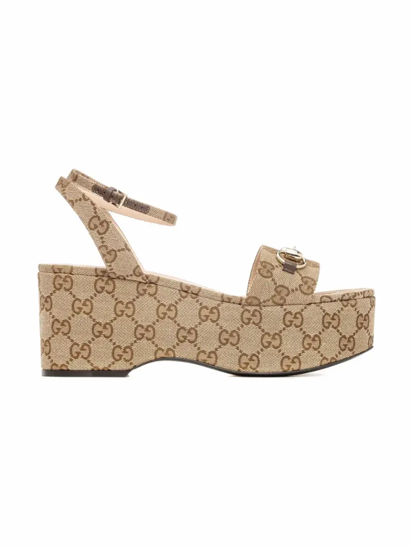 

Босоножки на платформе с пряжкой Horsebit Gucci, бежевый