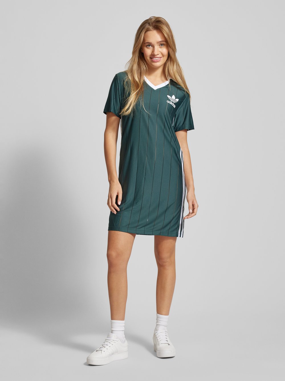

Платье длиной до колена с отложным воротником и V-образным вырезом adidas Originals