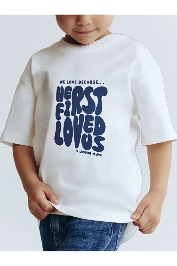 Детская футболка оверсайз с принтом He First Loved Us Printed Kids Oversized T-Shirt C.C.L. Coccolin Kids Baby Clup, White — фото 2