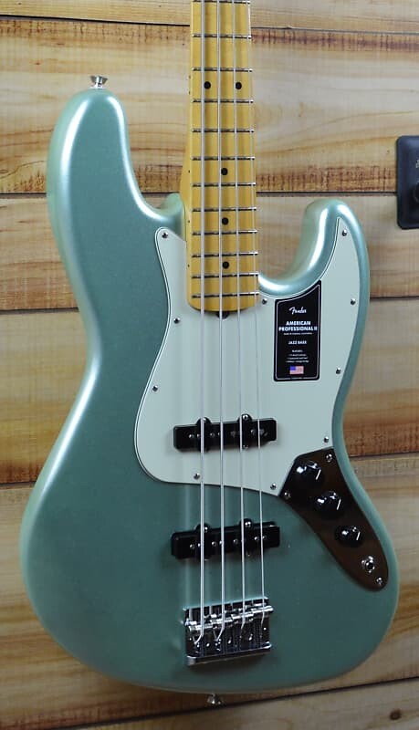

Новые Fender American Professional II Jazz Bass Mystic Surf Green с футляром