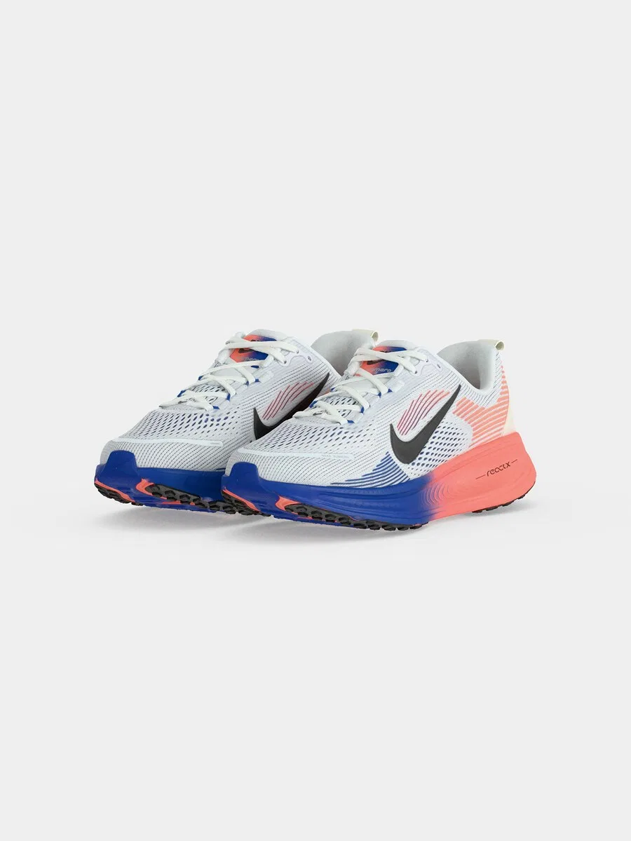 Кроссовки NIKE Athletic Shoes 'VOMERO 18' белого цвета