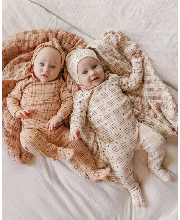 Детский комплект из боди-комбинезона и шапочки с принтом Plaid Collection Ely'S & Co., розовый — фото 4