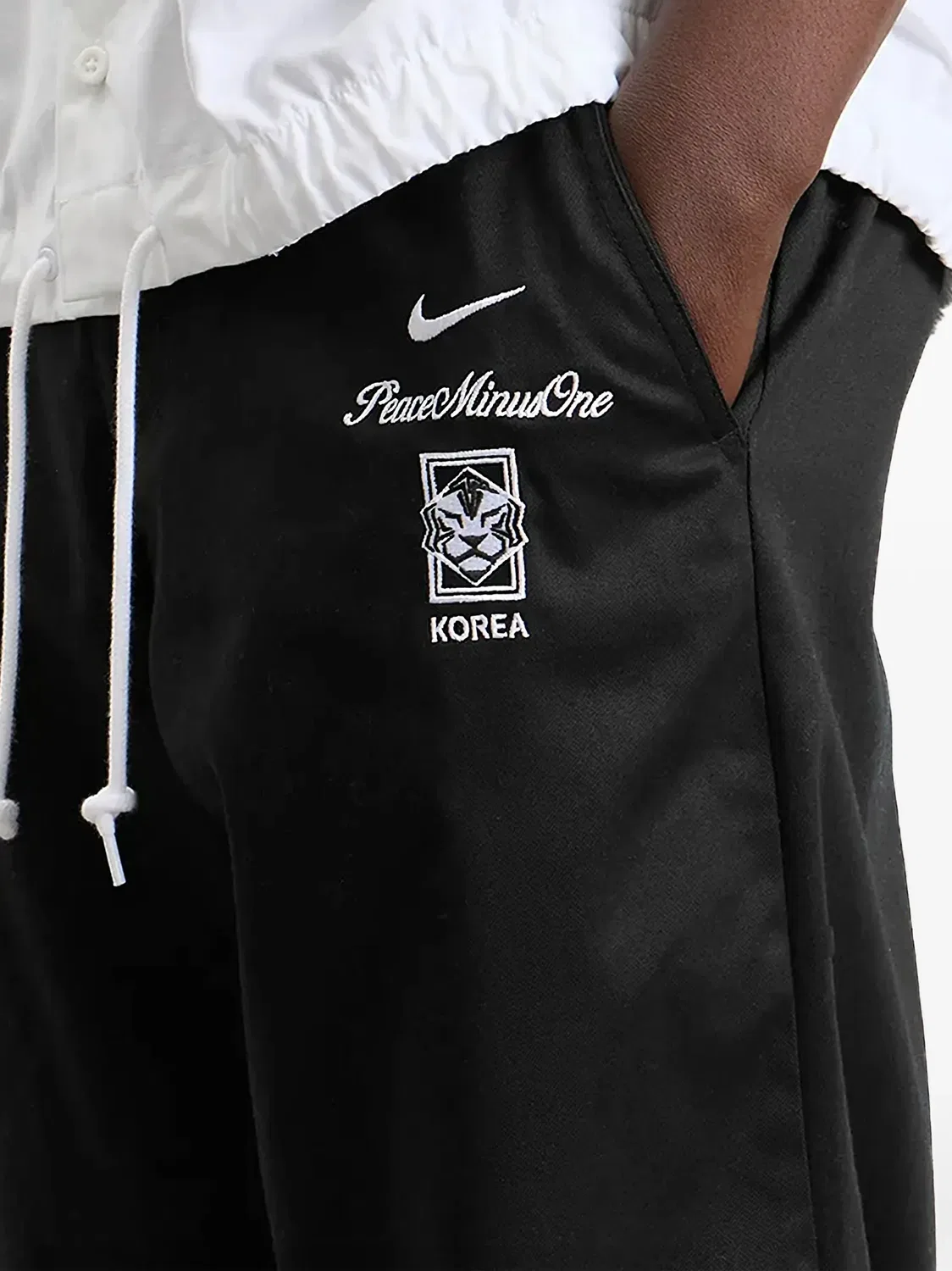 Брюки с вышитым логотипом из коллаборации с PEACEMINUSONE x KFA Nike, черный — фото 2