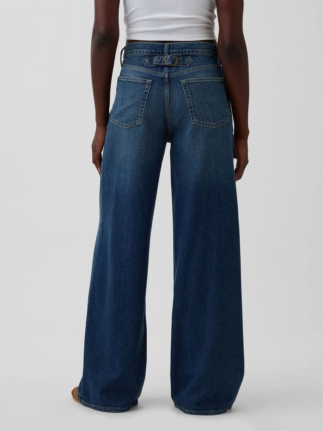 Джинсы свободные Gap UltraSoft Buckle Baggy, medium wash — фото 2
