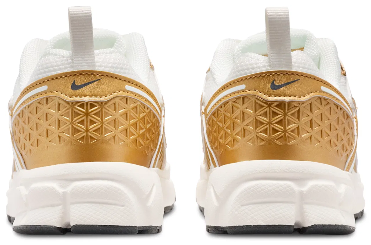 Кроссовки для девочек дошкольного возраста Vomero 5 Lace NA45 Nike, цвет Sail/Metallic Gold/Anthracite — фото 3