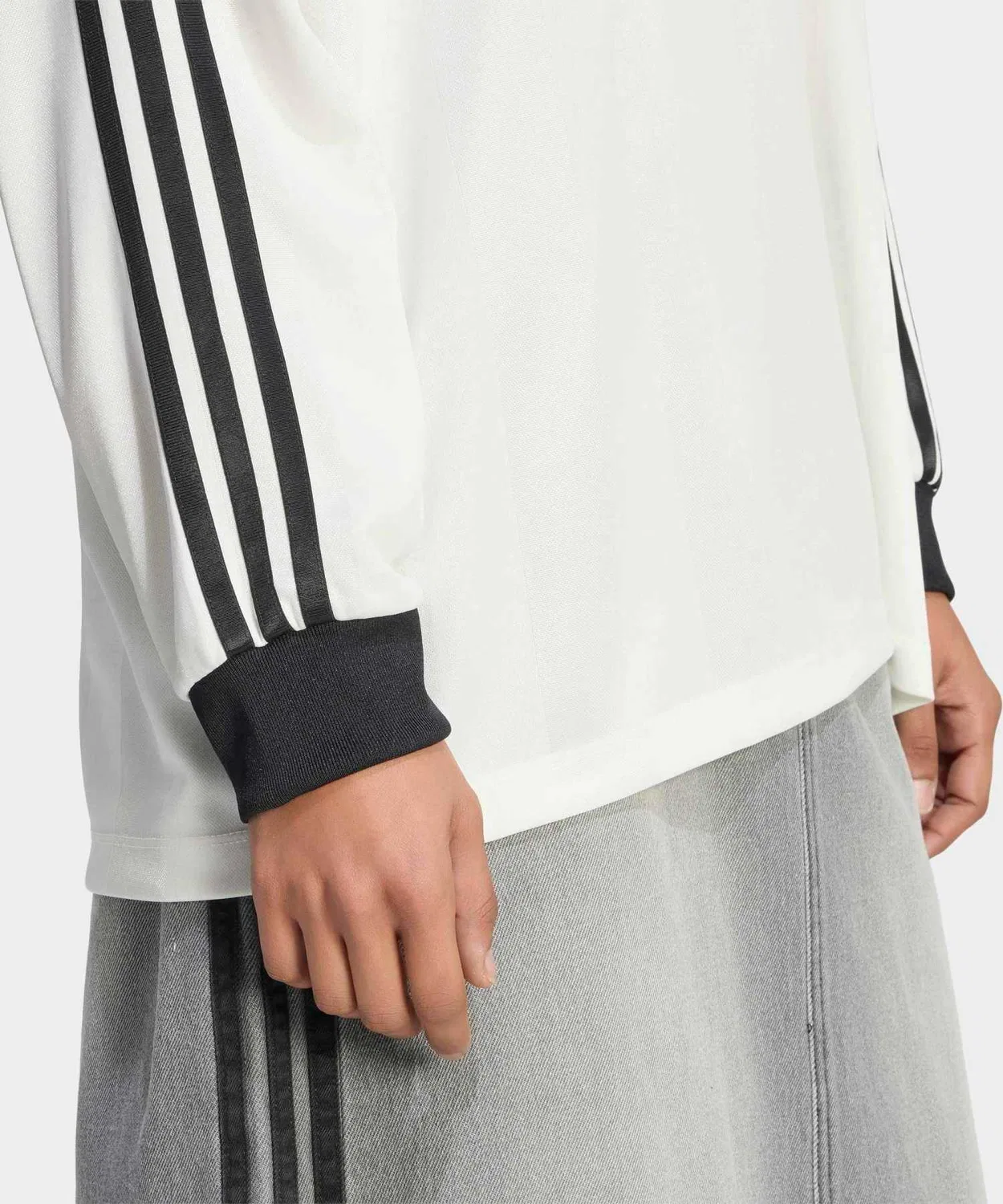 Женская длинная футболка оверсайз с V-образным вырезом и принтом Three Stripes Adidas Originals, Белый — фото 4