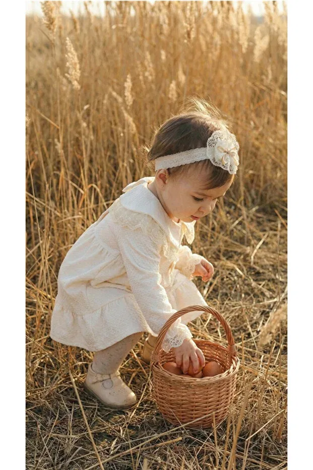 Детское платье для девочек с принтом Vintage jacquard waffle premium baby dress and headband set with bow detail Montina, Ecru — фото 3