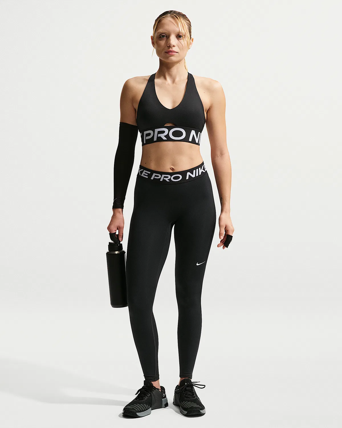 Женский спортивный бюстгальтер Nike Pro Sculpt средней поддержки с поролоном, Black/White/White — фото 4