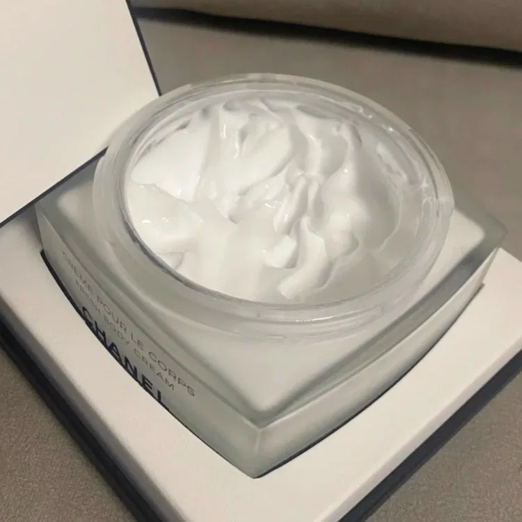 Лосьон для тела с ароматом Treasured Fragrance That Lasts, CHANEL, 150 г — фото 3