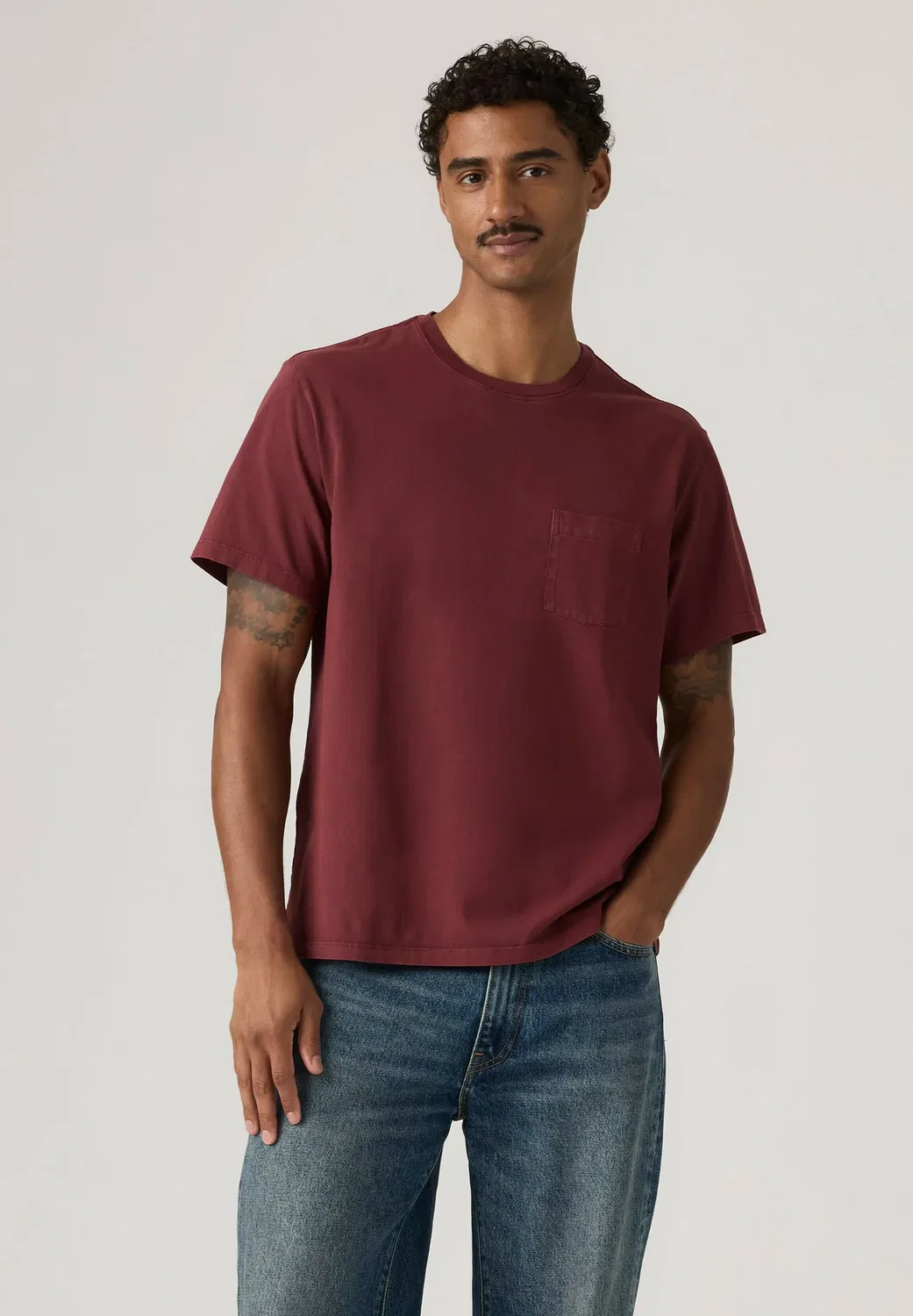 Свободная футболка с карманом - базовая футболка Levi'S, Garment Dye Fa - Reds -