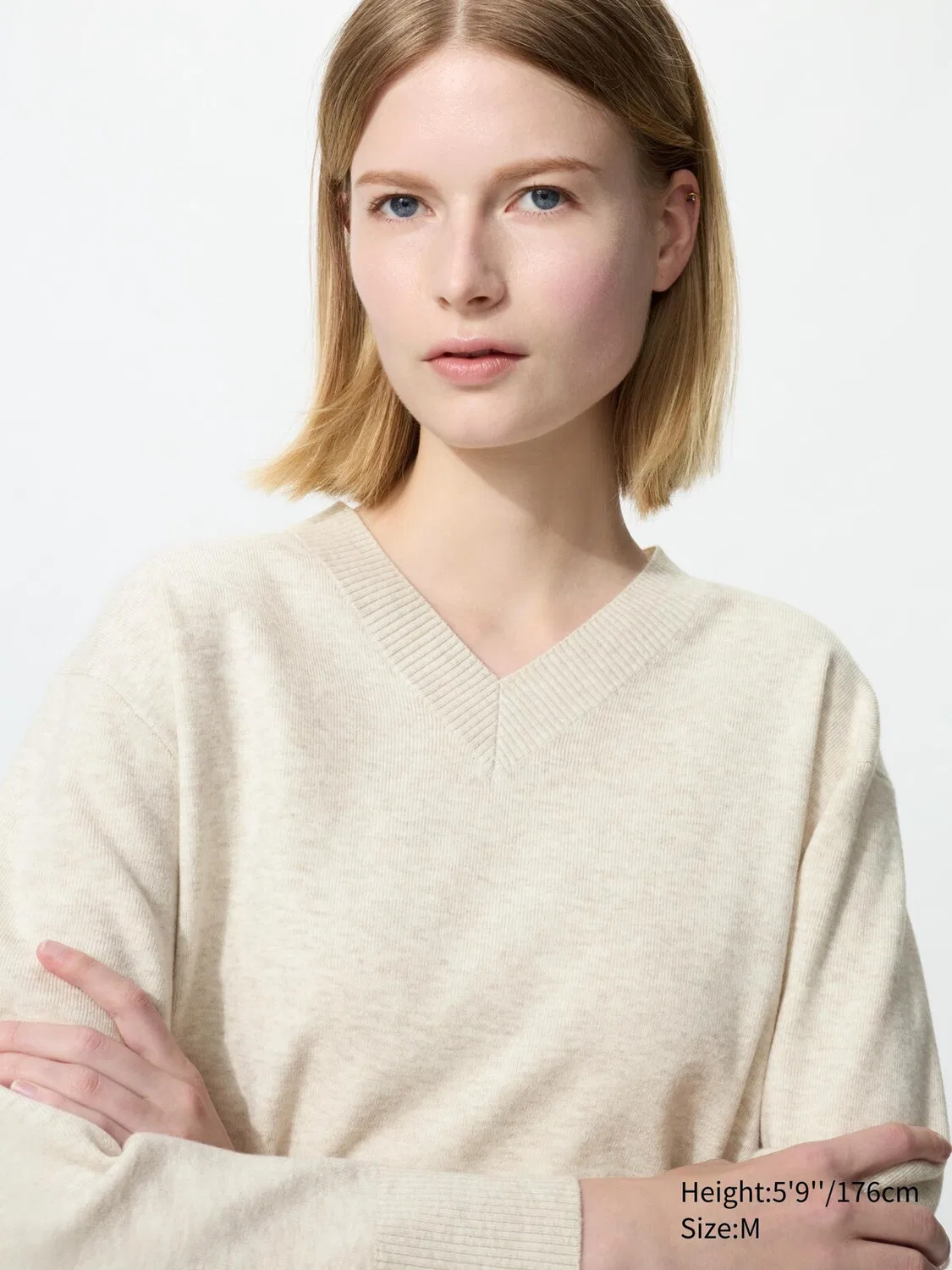 Свитер Uniqlo, V-образный вырез, для повседневной носки с брюками, серый — фото 2