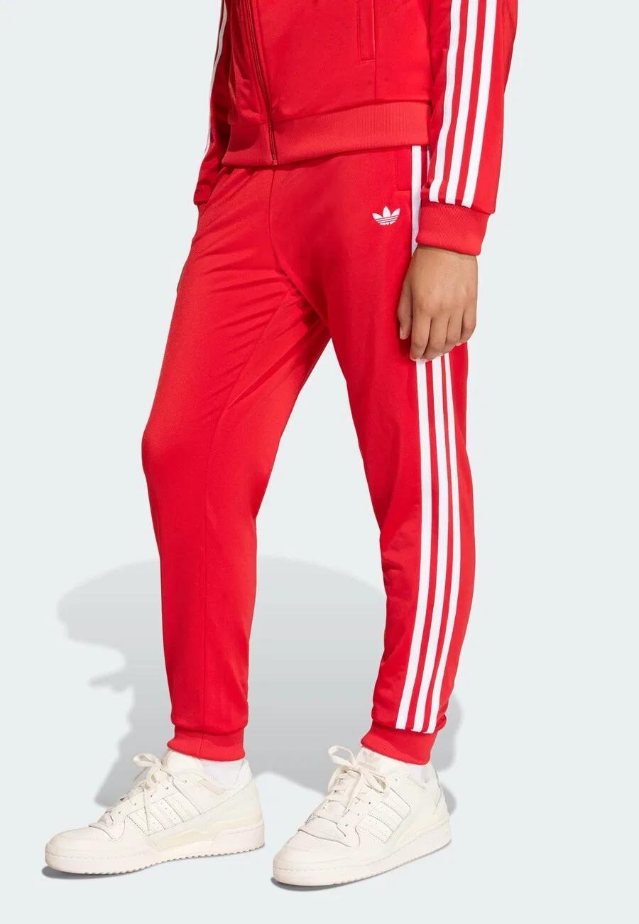 Зауженные брюки ADIDAS ORIGINALS 'SST' ярко-красного цвета — фото 2