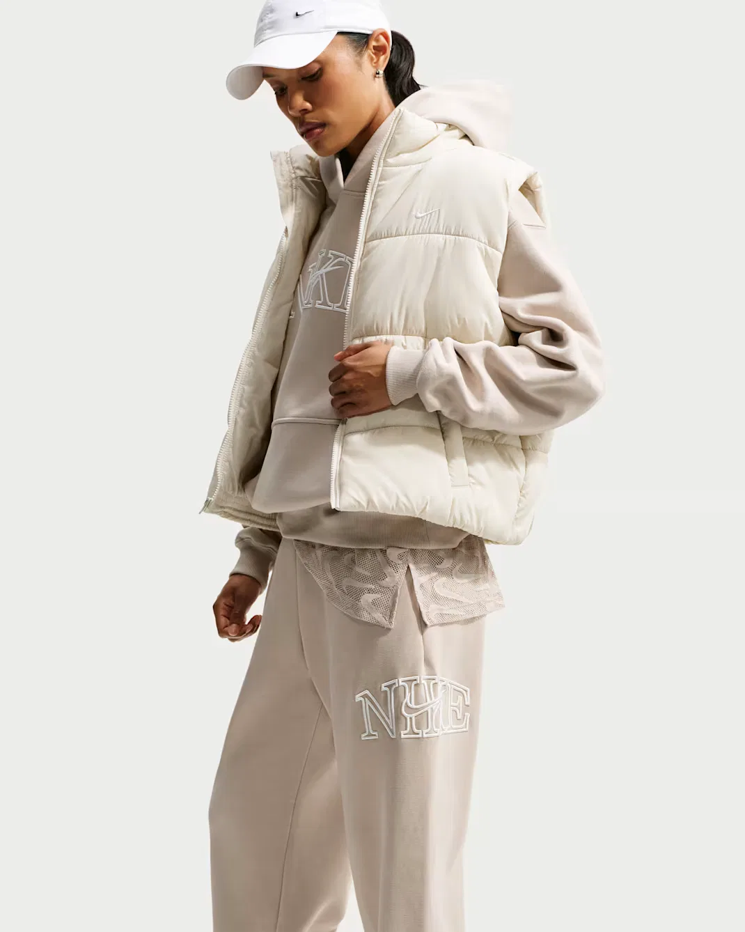 Женские брюки оверсайз с манжетами и логотипом Nike Studio Fleece Medium Weight "Graphic Pack", Cream II/Sail — фото 4