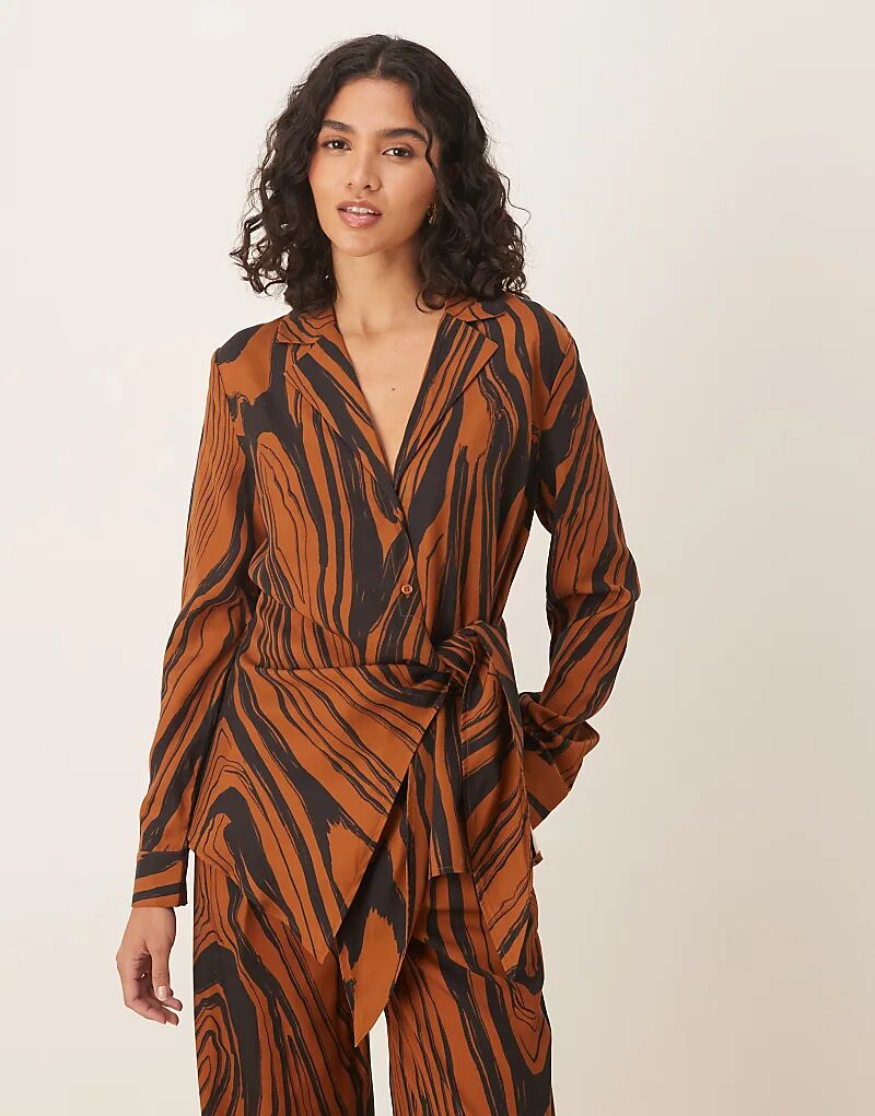 

Мягкая рубашка ASOS DESIGN с драпировкой спереди и галстуком в комплекте с абстрактным принтом