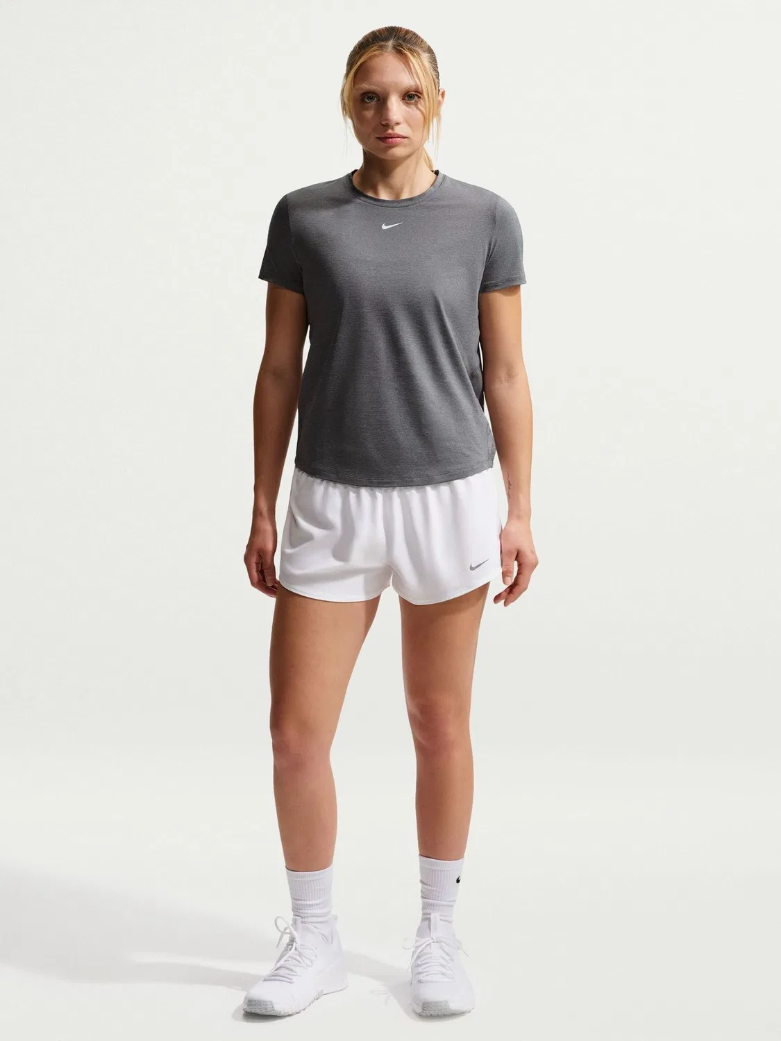 Футболка классическая Nike Dri-FIT, дымчато-серый