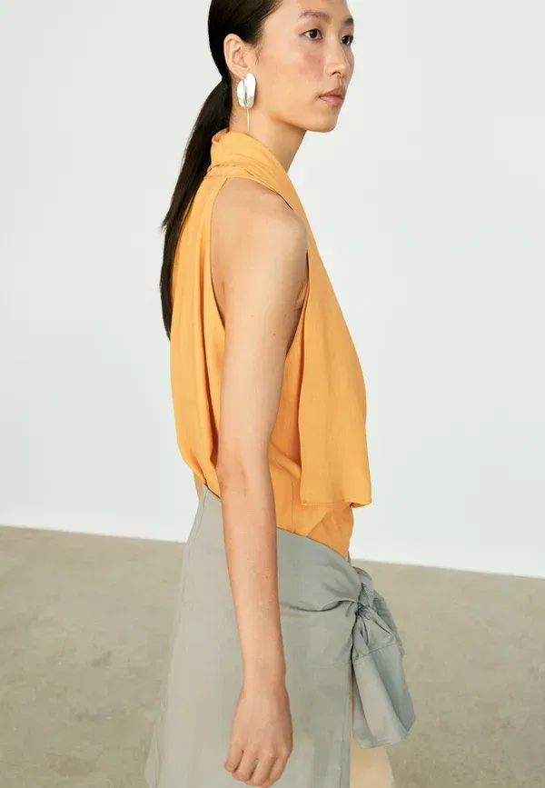 Блузка свободного кроя без рукавов Flowing halter top with ruffle detail Massimo Dutti, Light Yellow, светло-желтый — фото 3