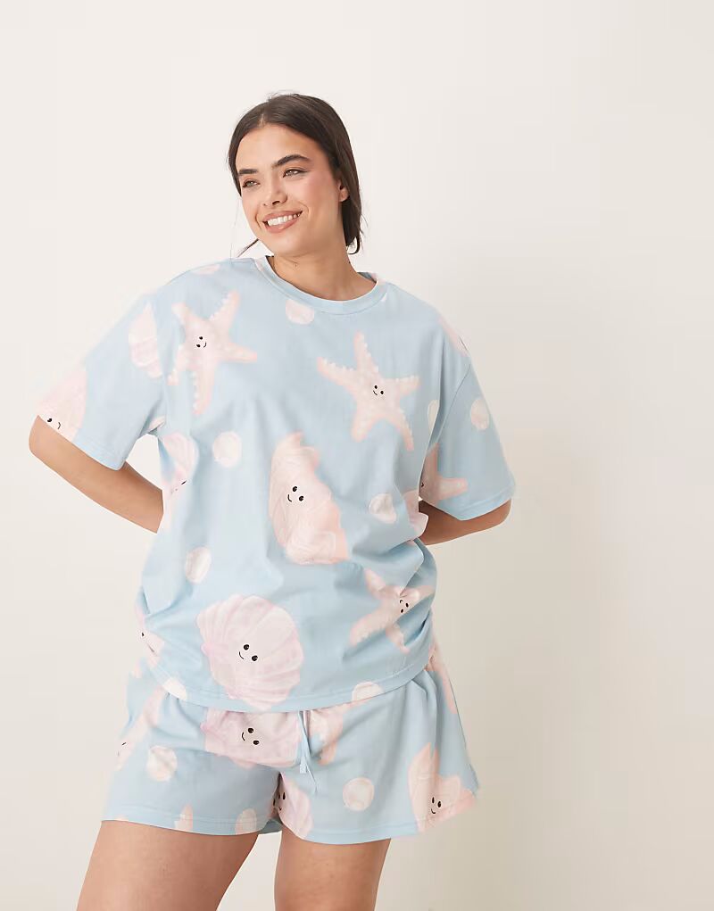 

Комплект из футболки и шорт свободного кроя ASOS DESIGN Curve в нежно-голубом цвете ASOS Curve