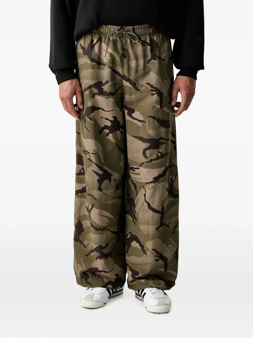 Брюки-карго из тканого материала adidas Seasonal Essentials с камуфляжным принтом, зеленый