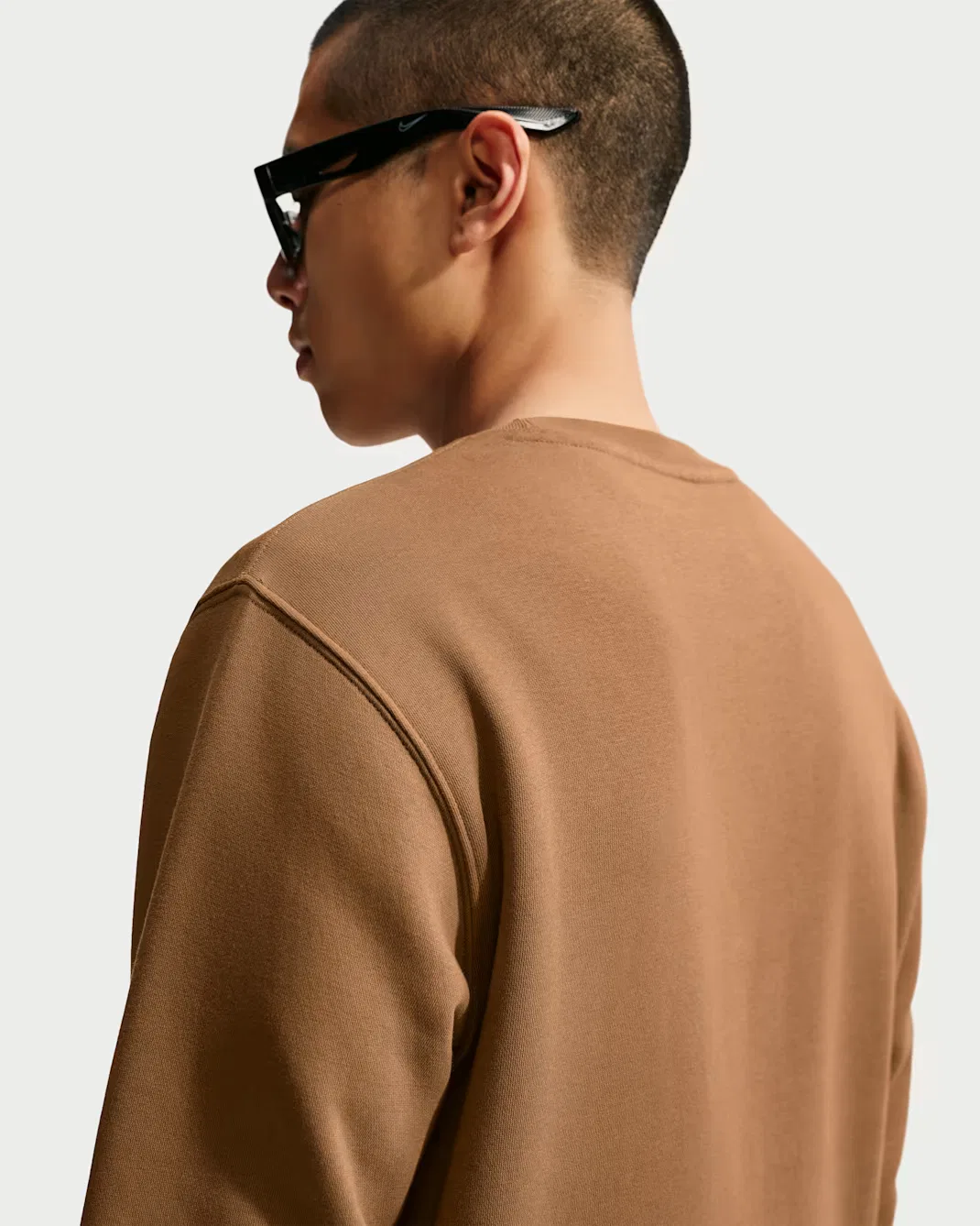 Мужская флисовая футболка с круглым вырезом Nike Club, Ale Brown/White — фото 2