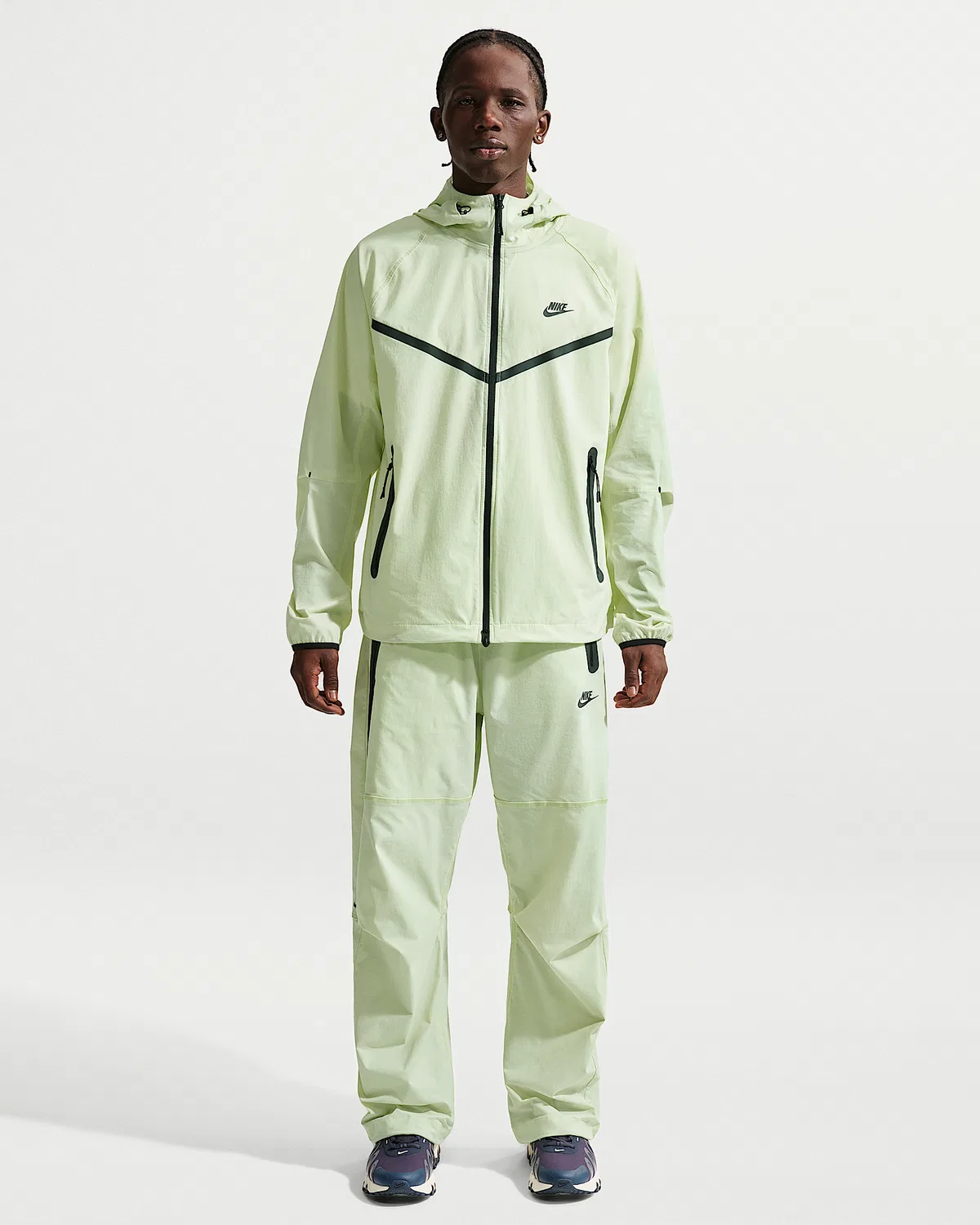 Мужская куртка Windrunner Dri-FIT Woven Full-Zip Nike Tech, Light Liquid Lime/Light Liquid Lime/Black — фото 4