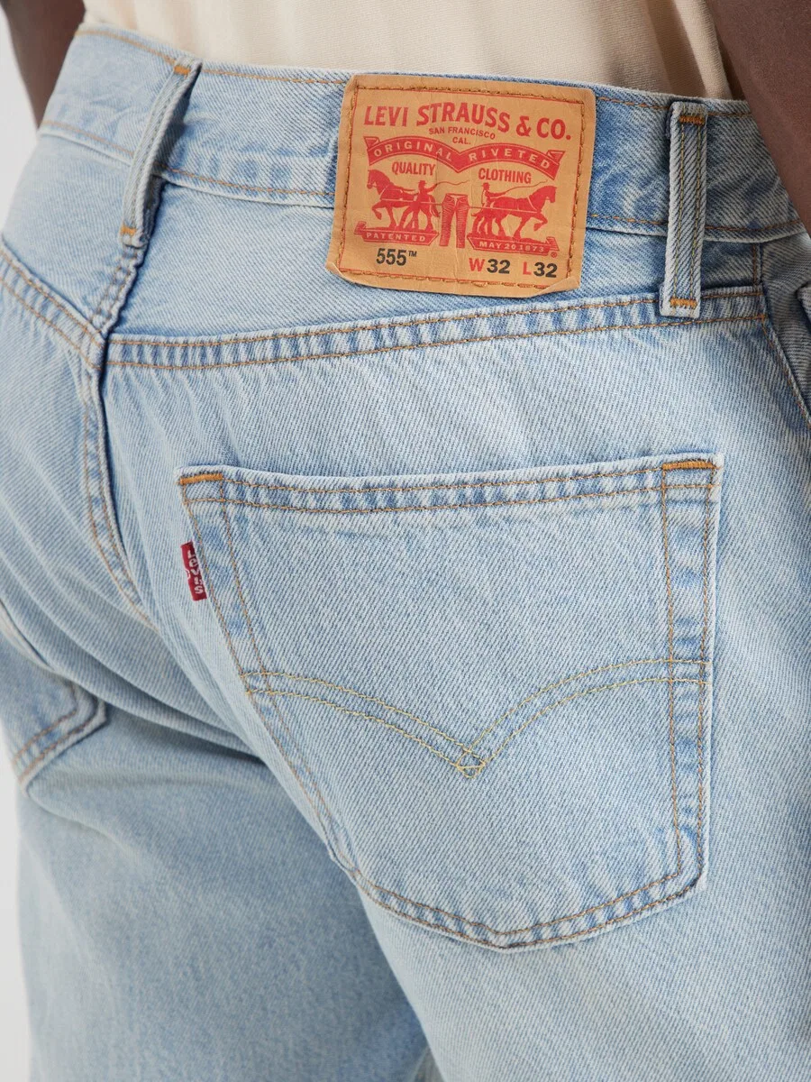 Джинсы LEVI'S свободного кроя '555 RELAXED STRAIGHT' светло-голубого цвета — фото 2