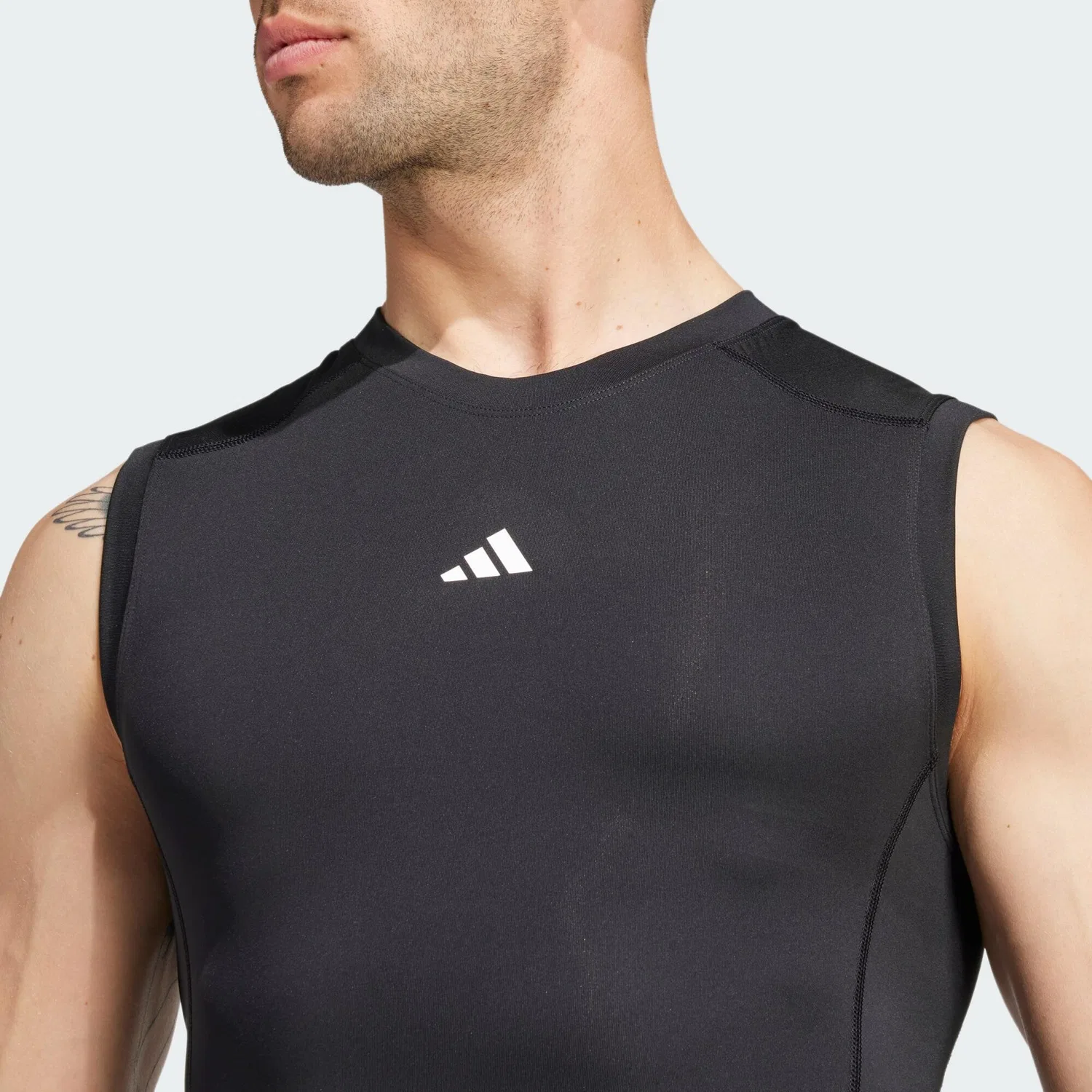 Женский компрессионный тренировочный топ без рукавов TECHFIT Adidas, Schwarz — фото 4