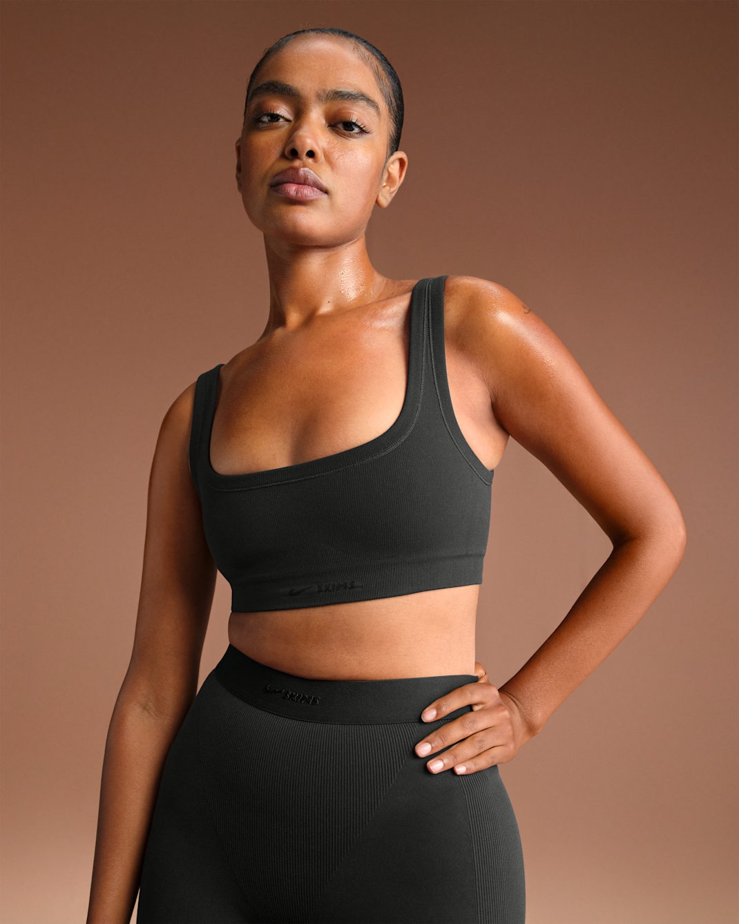 

Спортивный топ NikeSKIMS Vintage Seamless Women's Scoop, черный