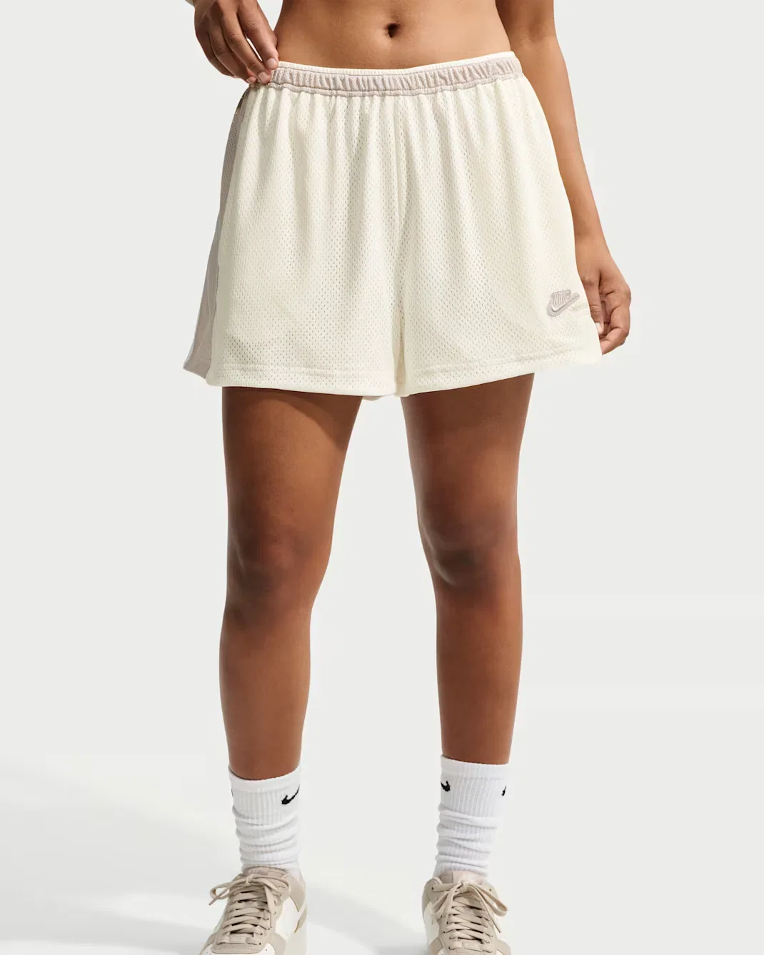 Женские сетчатые шорты со средней посадкой Nike Sportswear, Sail/Cream II/Cream II — фото 2