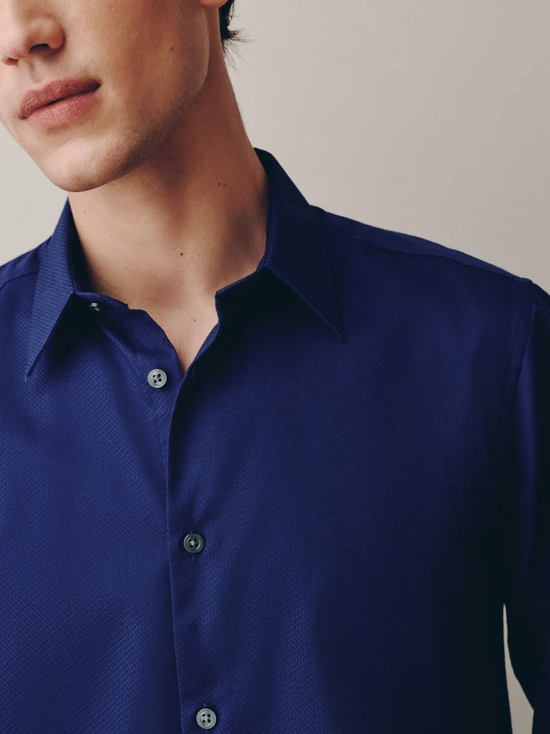 Рубашка Next Sapphire Blue, Slim Fit, текстурированная, с легким уходом, сапфировый синий — фото 4
