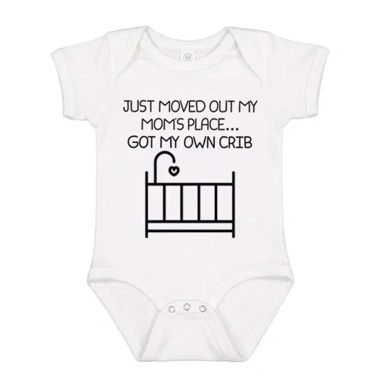 Боди-комбинезон с принтом Just Moved Out My Mom’s Place Matching Family Outfits, белый