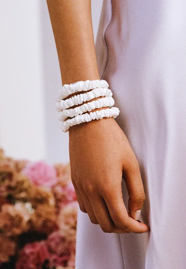 Набор резинок для волос из 4 шт Pure Silk Skinny Scrunchies Slip, White 27 г — фото 4