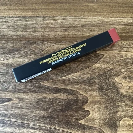Помада 2 г с эффектом размытия MAC Powder Kiss Velvet Blur Slim Lipstick 899 Brickthrough, Цвет Brickthrough