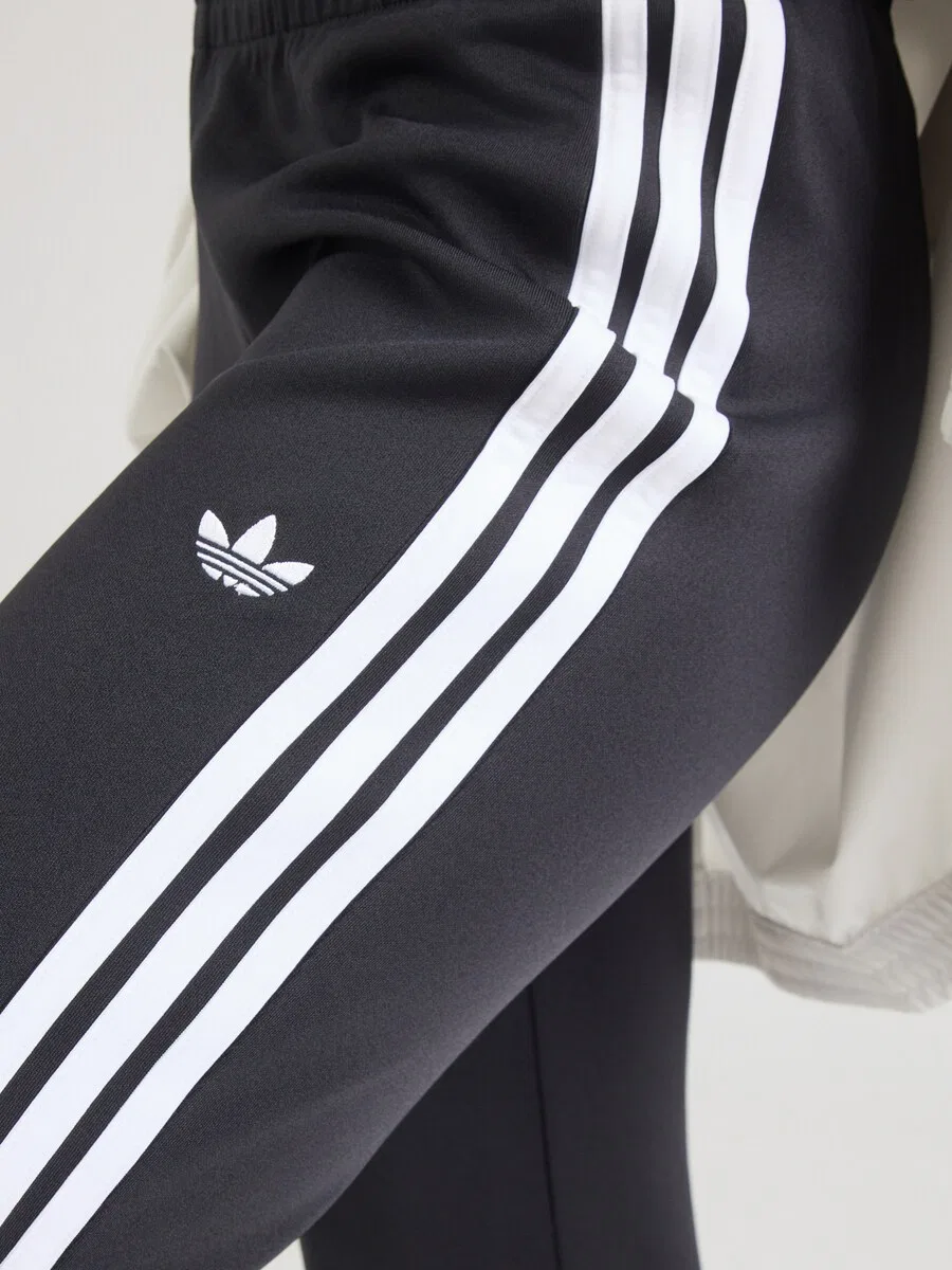 Расклешенные брюки ADIDAS ORIGINALS черного цвета — фото 2