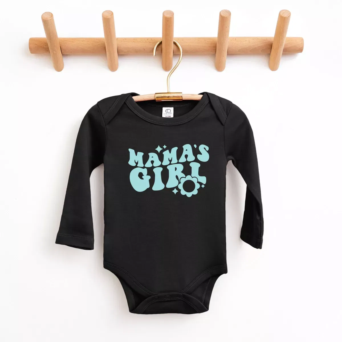 Детский боди с длинным рукавом с принтом Mama's Girl Flower The Juniper Shop, Black — фото 2