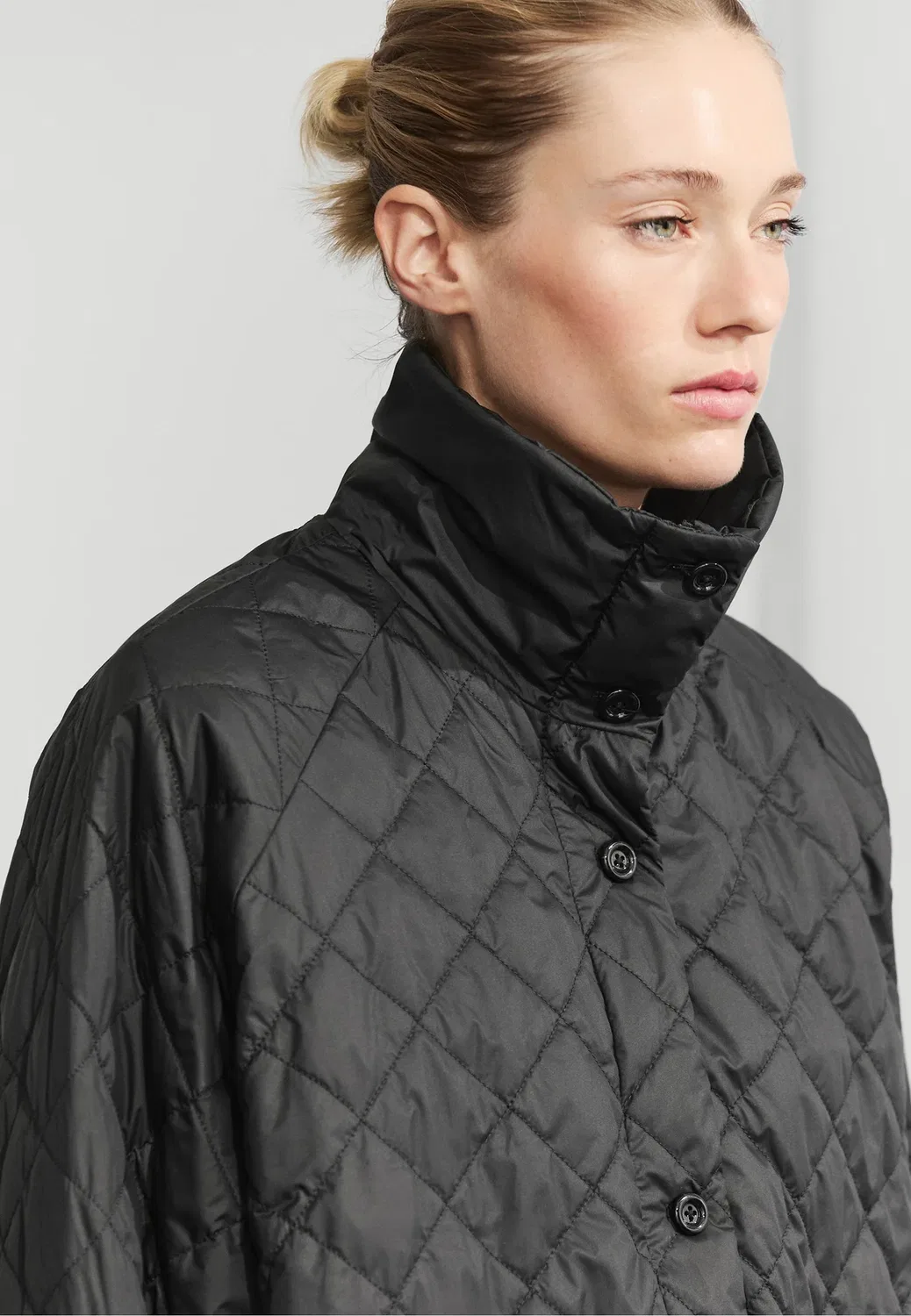 Стеганая куртка-бомбер с высоким воротником - легкая куртка Massimo Dutti, Black — фото 4
