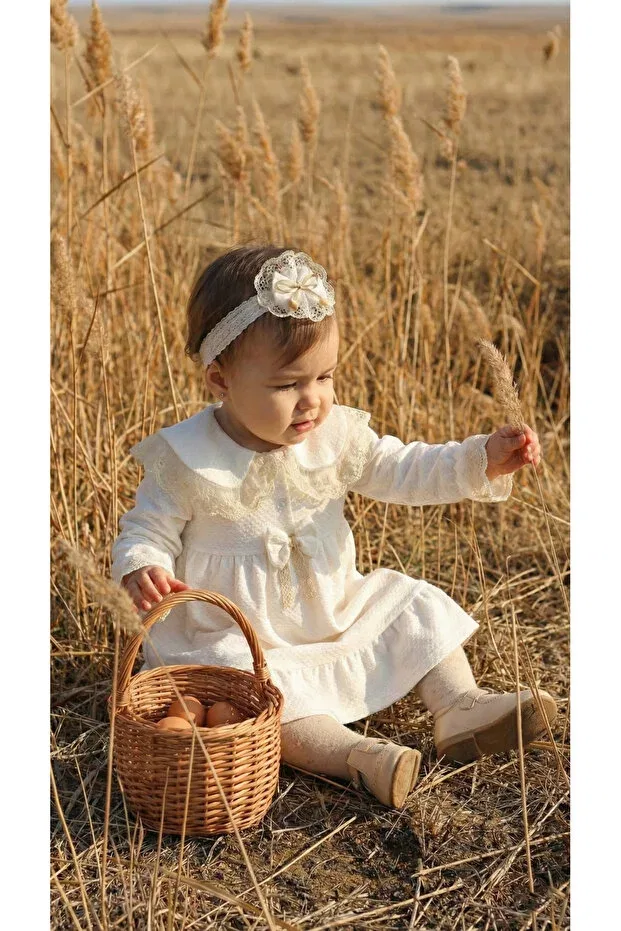 Детское платье для девочек с принтом Vintage jacquard waffle premium baby dress and headband set with bow detail Montina, Ecru — фото 4
