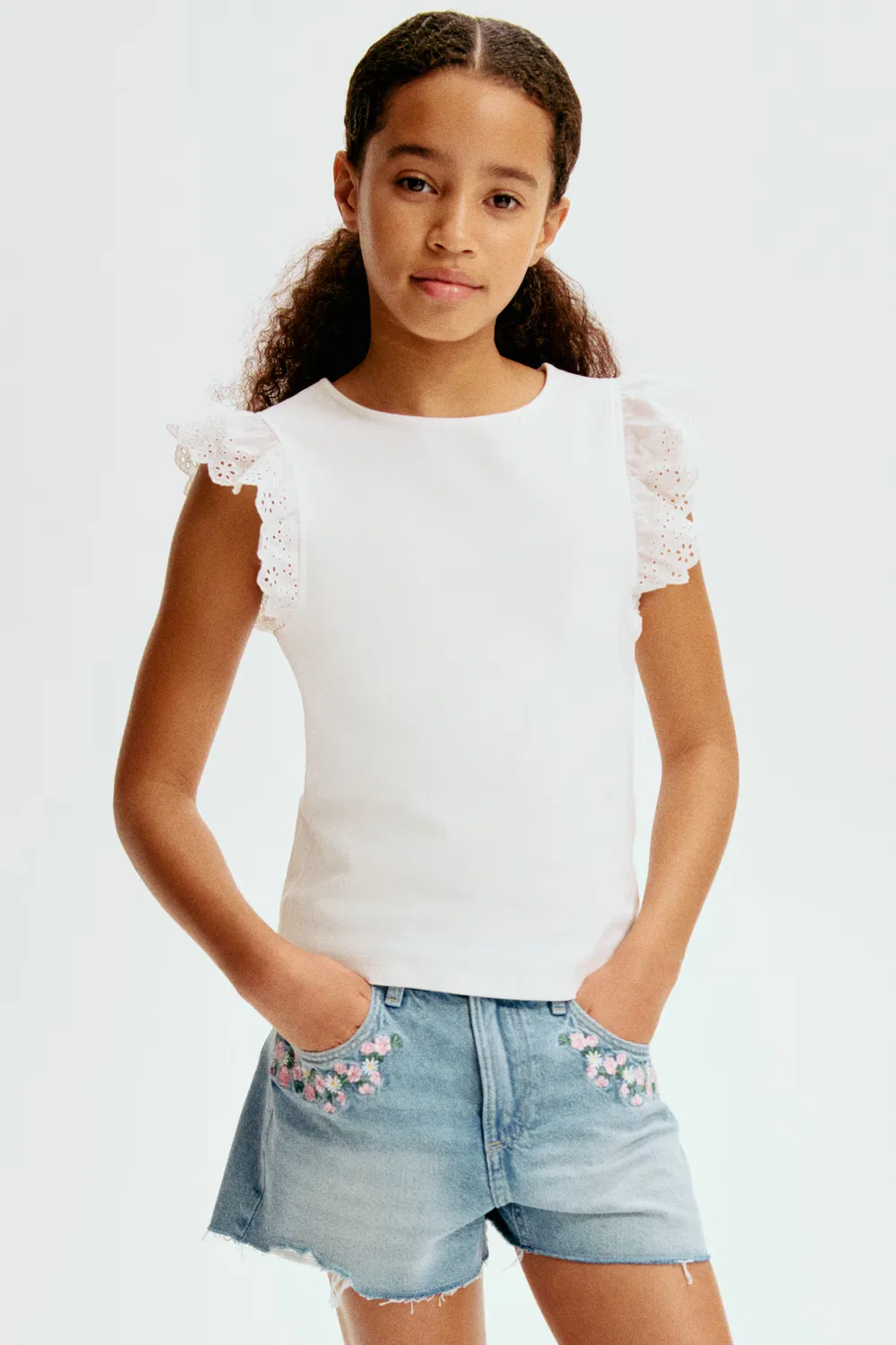 Джинсовые шорты с вышивкой H&M, Helles Denimblau/Blumen