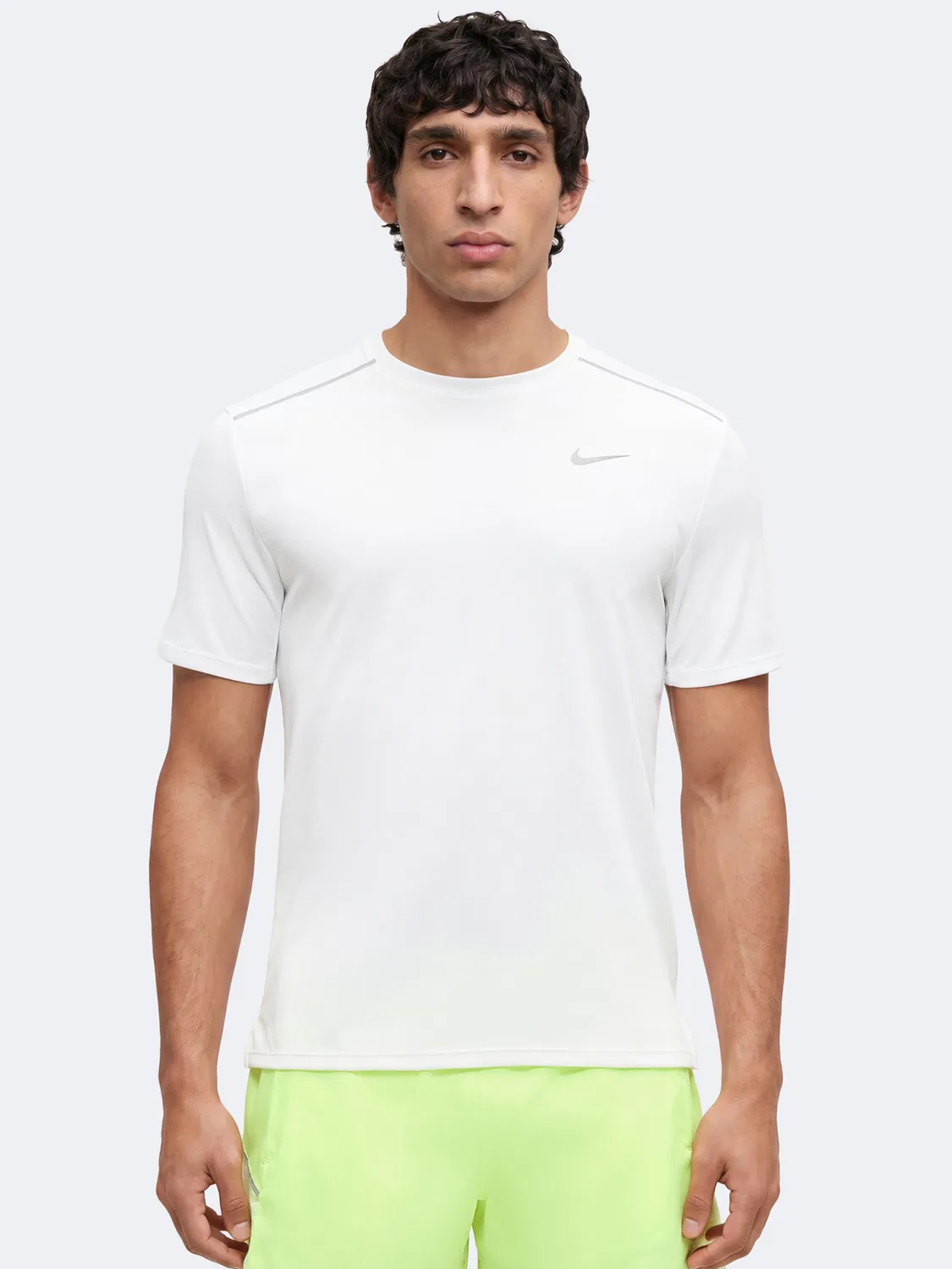 Спортивная футболка Nike Performance Shirt MILER белого цвета — фото 2