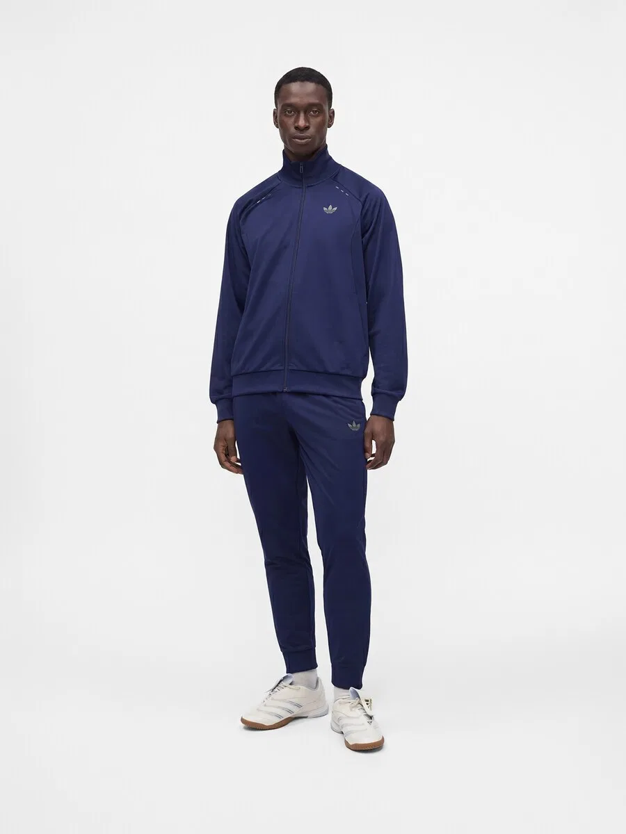 Спортивный костюм ADIDAS ORIGINALS 'TECH ESS' темно-синего цвета — фото 2