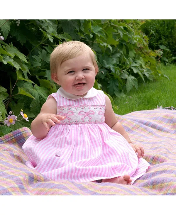 Детское платье для девочек без рукавов с комплектом трусиков Girls' bow smocked striped dress and bloomers Rachel Riley, розовый — фото 4