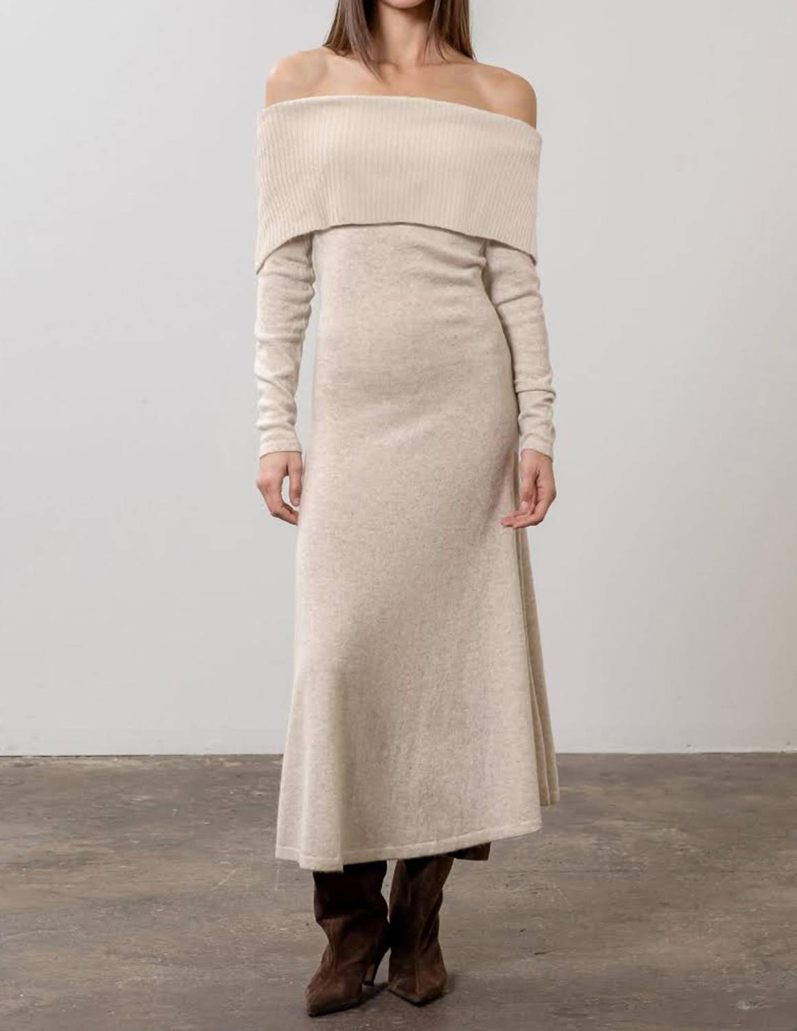 

Платье-свитер миди с открытыми плечами в бежевом цвете MOON RIVER