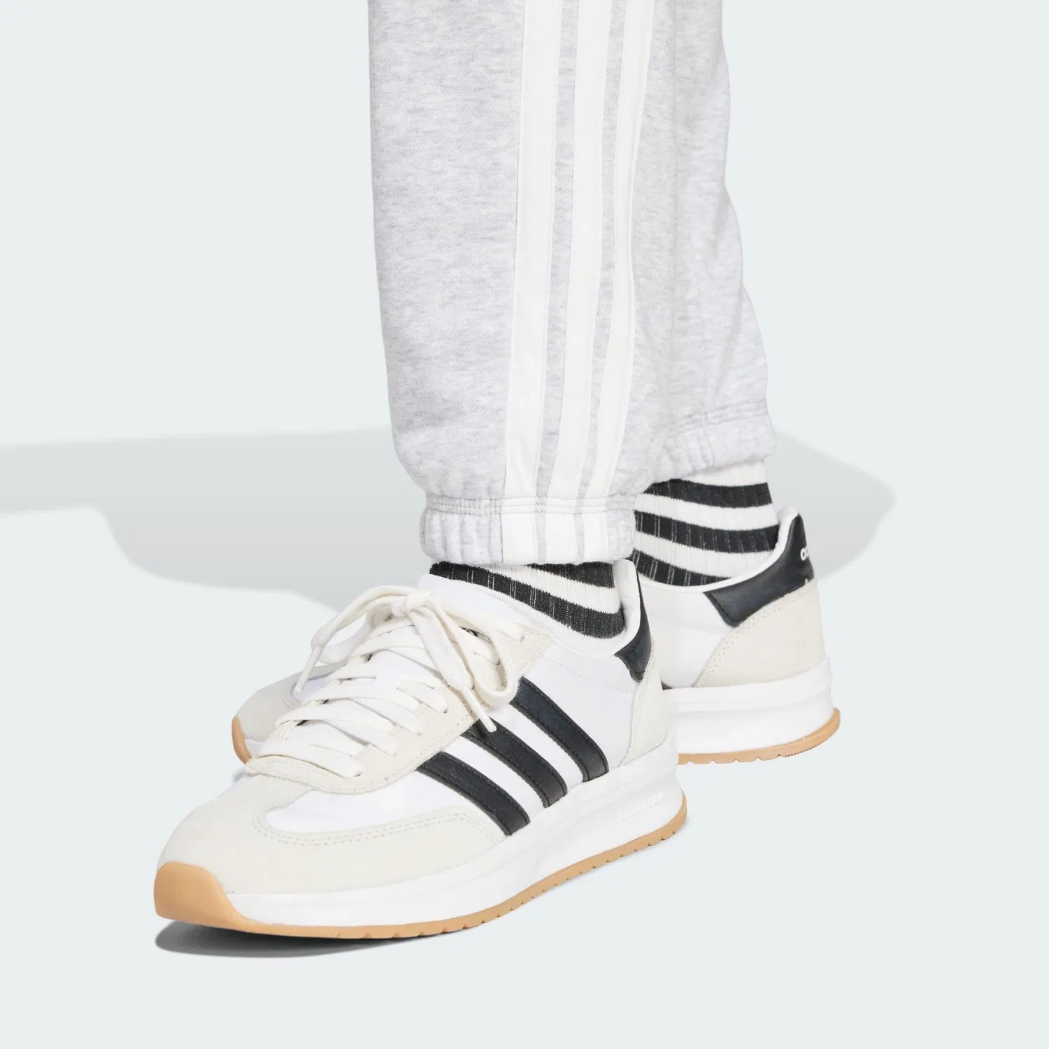 Женские спортивные штаны из футера Essentials 3-Streifen French Terry Cuffed Hose Adidas, Hellgrau Weiss — фото 4