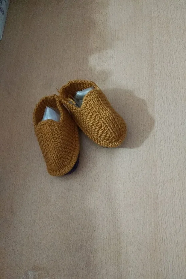 Детские пинетки для новорожденных вязаные Hand-Knitted baby booties Güzel Kaman, Mustard — фото 4