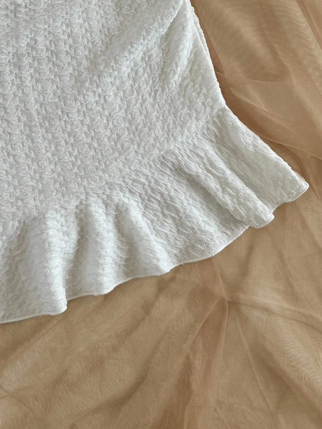 Женское мини-платье с асимметричным вырезом бренда Yuchenda, White — фото 4