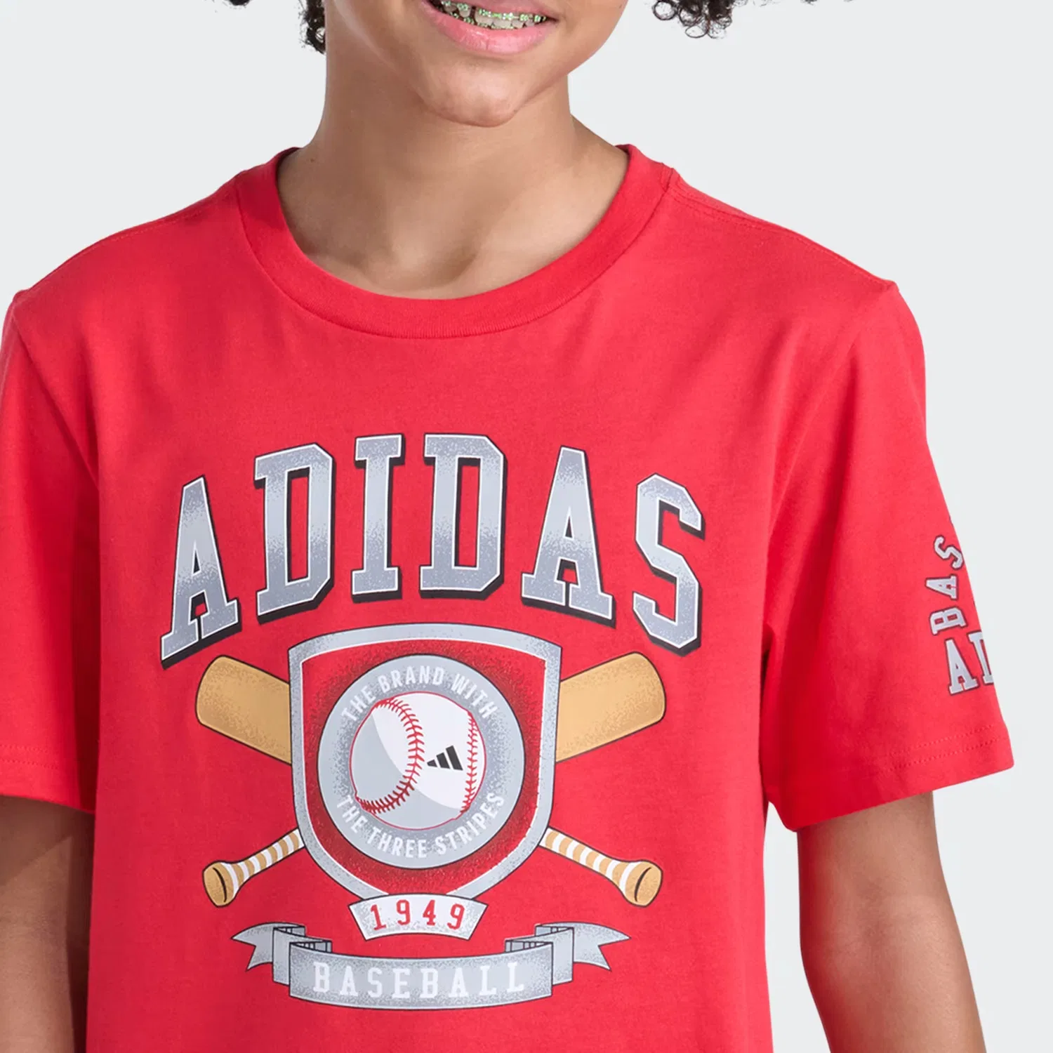 Детская футболка с коротким рукавом и бейсбольной эмблемой Baseball Emblem Adidas Sportswear, рубиновый — фото 3
