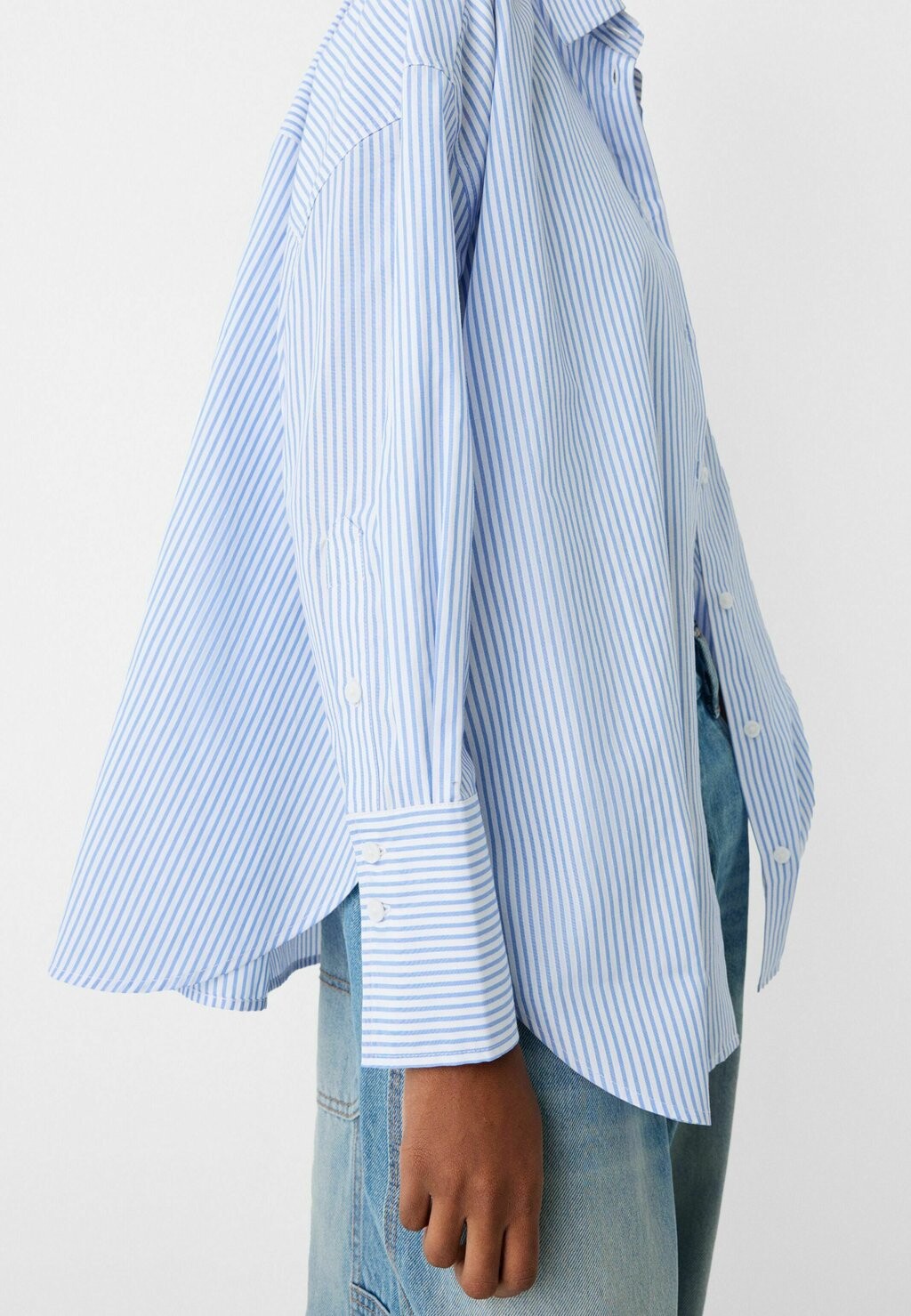 

Рубашка-блузка STRIPED OVERSIZE Bershka, светло-голубой