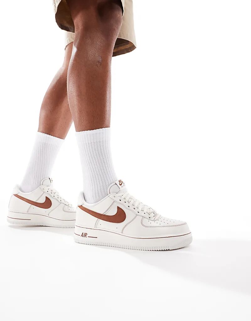 

Кроссовки Nike Air Force 1'07 LV8 бежевого и коричневого цветов