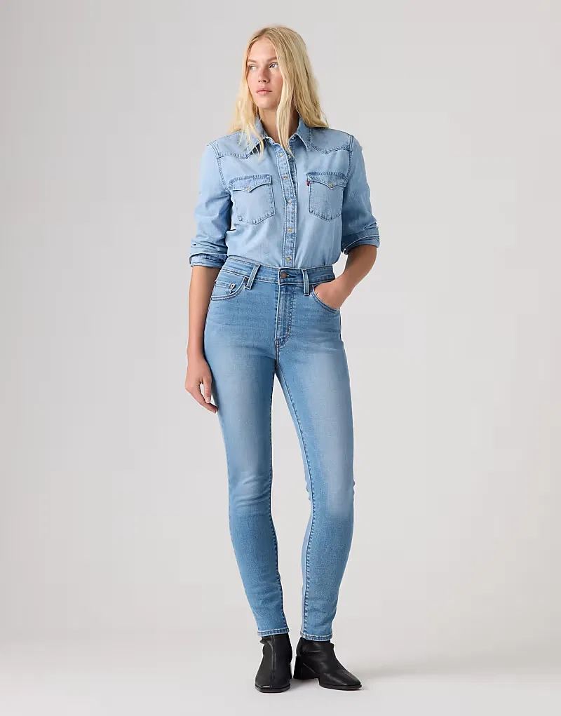 Джинсы Levi's 721 с высокой посадкой и зауженными штанинами, светло-голубые — фото 2