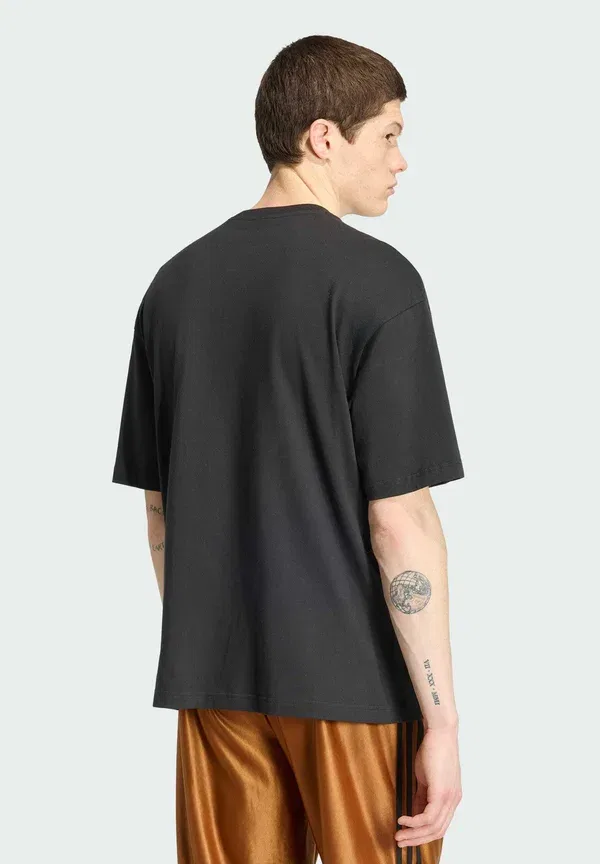 Футболка с камуфляжным принтом на язычке - футболка с принтом Adidas Originals, черный — фото 2